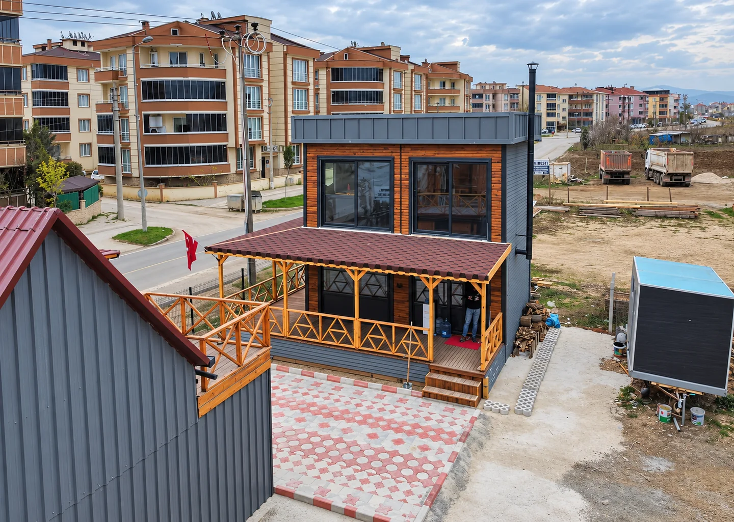 İki katlı ahşap görünümlü yapı